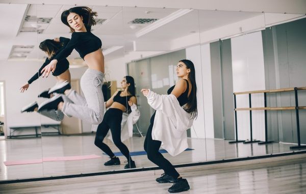 K-pop - Estudiantes de academia de baile practican una coreografía en clases