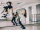 K-pop - Estudiantes de academia de baile practican una coreografía en clases