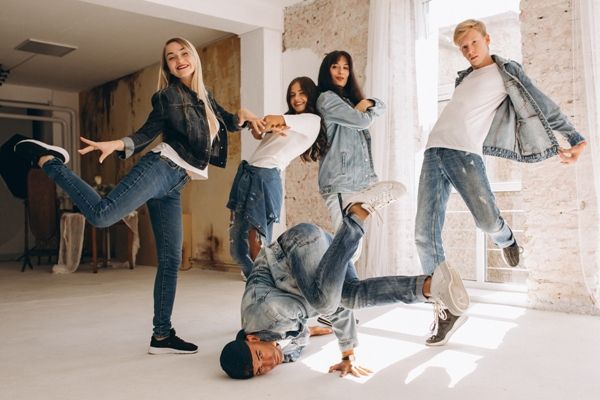 K-pop - Estudiantes de escuela de baile posan con estilo para el flyer de un concurso