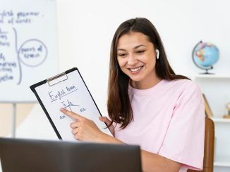 escuelas de idiomas en línea en CDMX - Profesora de inglés explica el verbo To Be en clases virtuales