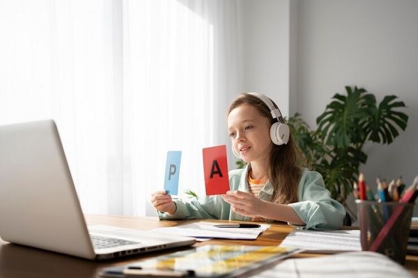 Niña con auriculares realiza una exposición de inglés en línea