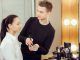 Maquillistas profesionales - Experto en realzar la belleza femenina trabaja en el maquillaje de una joven