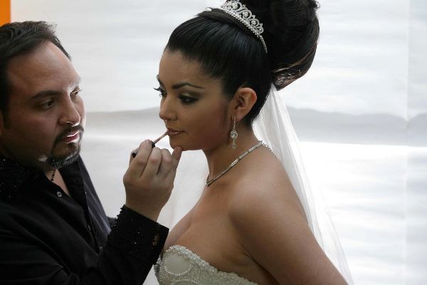 Maquillistas profesionales - Erick Haro aplica labial para realzar la belleza de una novia