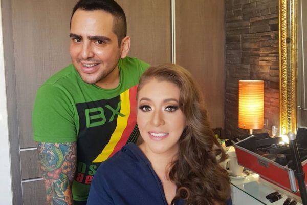 Maquillistas profesionales - Marrufo Professional Make Up junto a una clienta peinada y maquillada para un evento especial
