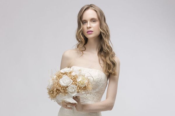 Maquillistas profesionales - Joven con ondas vestida y maquillada para el día de la boda