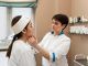 Dermatólogos en CDMX - Especialista en el cuidado de la piel examina las lesiones de una paciente en su consultorio