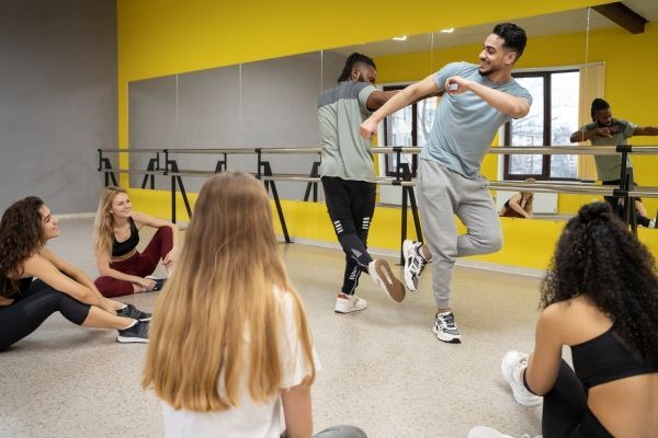K-pop - Estudiantes de niveles avanzados dan una muestra de pasos y de movimientos rítmicos durante un clase de baile