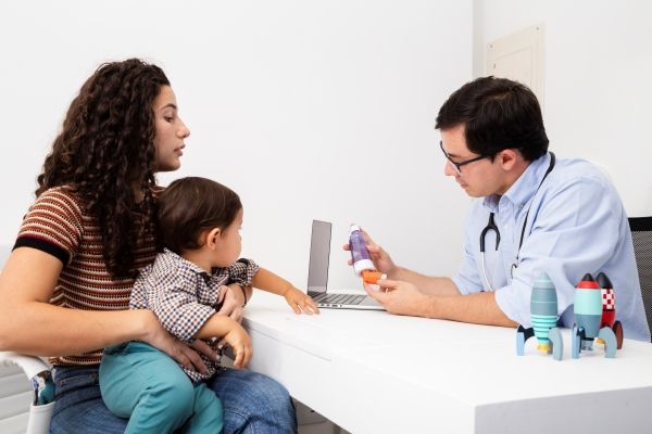 Doctor brinda atención médica primaria para prevenir enfermedades infantiles