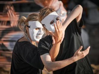 academias de actuación en CDMX - Dos mujeres con máscaras de teatro bailan al compás de la música