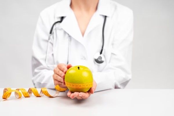 Clínicas de obesidad - Nutricionista diseña un plan de alimentación personalizado para bajar el colesterol y tener un peso saludable 