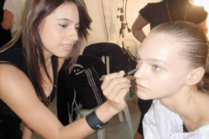 Maquillistas profesionales - Beatriz Cisneros trabaja en el maquillaje de una modelo para un desfile de moda