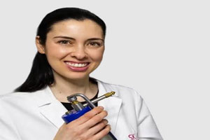 Dermatólogos en CDMX - Perfil profesional de la Dra. Yuvisela Méndez Aguilar, experta en trasplante capilar 