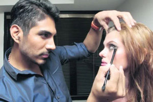 Maquillistas profesionales - Emmanuel Romero trabaja en el delineado de ojos de una modelo