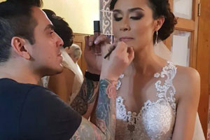 Maquillistas profesionales - Marrufo Professional Make Up trabaja en el perfilado de labios de una novia
