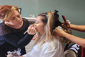 Perfil profesional de Raquel Salmerón trabajando en el maquillaje de una clienta