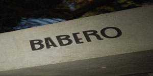 Mejores restaurantes cool CDMX - Logo de Babero, un espacio ideal para cenar y disfrutar de la gastronomía europea 