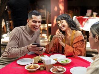 Restaurantes buenos bonitos y baratos - Personas conversando mientras comen diversos platos tradicionales en un restaurante de CDMX