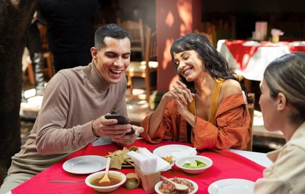 Restaurantes buenos bonitos y baratos - Personas conversando mientras comen diversos platos tradicionales en un restaurante de CDMX