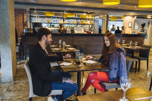 Restaurantes buenos bonitos y baratos - Hombre y mujer sentados en un restaurante elegante en CDMX durante una cita romántica