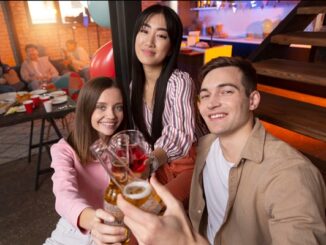 Restaurantes juveniles en CDMX - Grupo de personas jóvenes tomando cerveza y cócteles en un restaurante de CDMX