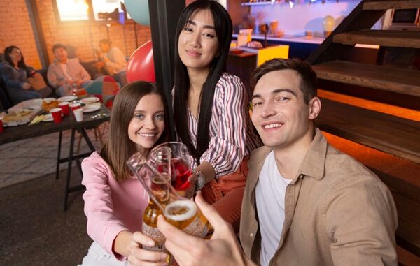 Restaurantes juveniles en CDMX - Grupo de personas jóvenes tomando cerveza y cócteles en un restaurante de CDMX