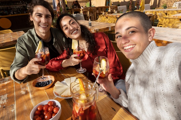 Restaurantes juveniles en CDMX - Grupo de personas tomando un cóctel de frutas compartiendo en una reunión de amigos de un restaurante juvenil en CDMX