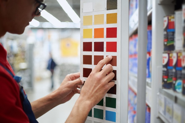Tiendas de pintura - Hombre observando los diferentes colores de pintura disponibles en una tienda de decoración en Ciudad de México