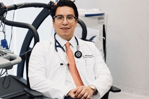 Foto del Dr. Arturo Moreno Pérez, cardiólogo experimentando en el manejo de tratamientos para la insuficiencia cardíaca
