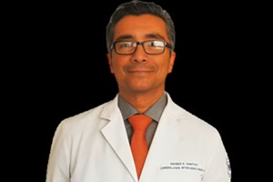 Foto del Dr. Moisés Emilio Santos González, especialista en el diagnóstico y tratamiento de enfermedades coronarias
