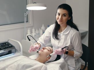 Clínicas dermatológicas en CDMX - Dermatóloga aplicando un tratamiento de rejuvenecimiento facial a una mujer en una clínica dermatológica de CDMX
