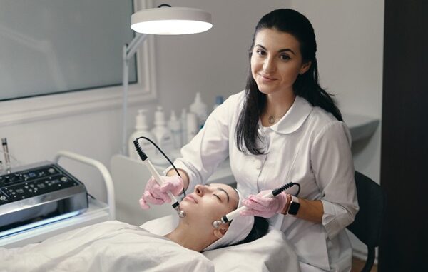 Clínicas dermatológicas en CDMX - Dermatóloga aplicando un tratamiento de rejuvenecimiento facial a una mujer en una clínica dermatológica de CDMX
