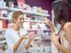 Tiendas de perfume en CDMX - Vendedora mostrándola a una mujer diferentes opciones de perfumes originales en una tienda de Ciudad de México
