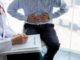Gastroenterólogos de CDMX - Hombre colocando sus manos en el estómago durante una consulta médica con el gastroenterólogo por problemas digestivos