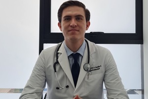 Gastroenterólogos de CDMX - Foto del Dr. Carlos Alberto González Rodríguez, reconocido como el mejor gastroenterólogo de CDMX