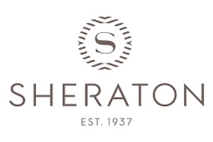 Logo de Sheraton María Isabel, amplios jardines con piscina al aire libre y bar con platos y bebidas internacionales