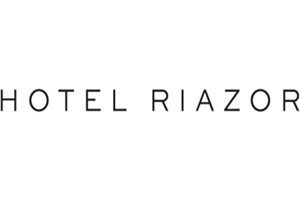 Hoteles con alberca en CDMX - Logo de Hotel Riazor Aeropuerto, instalaciones con alberca al aire libre, habitaciones cómodas y restaurante de cocina internacional