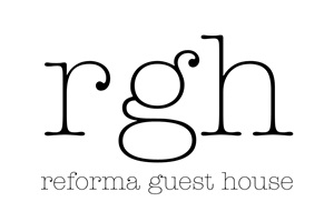 Hoteles pet friendly CDMX - Logo de Reforma Guest House, hotel en Ciudad de México con habitaciones y áreas verdes para mascotas