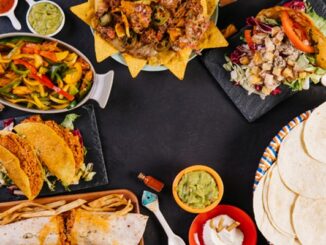 Restaurantes de comida típica - Diversos platos típicos de México como tacos, guacamole, nachos y quesadillas en un restaurante de gastronomía mexicana