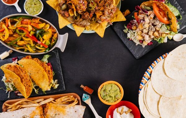 Restaurantes de comida típica - Diversos platos típicos de México como tacos, guacamole, nachos y quesadillas en un restaurante de gastronomía mexicana