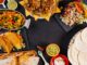 Restaurantes de comida típica - Diversos platos típicos de México como tacos, guacamole, nachos y quesadillas en un restaurante de gastronomía mexicana