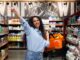 Supermercados en CDMX - Mujer joven feliz haciendo compras en el mejor supermercado de Ciudad de México
