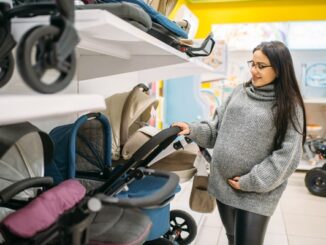 Tiendas de carriolas para bebé - Mujer embarazada observando varios modelos de carriolas en una tienda para bebé en CDMX