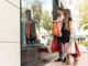 Tiendas de ropa en Polanco - Hombre y mujer observando una tienda de ropa en CDMX mientras cargan varias bolsas de compras