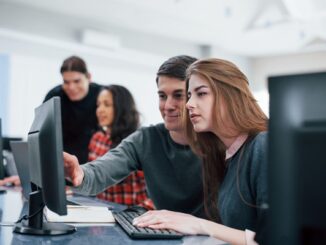 Academias de informática - Personas jóvenes sentadas frente a una computadora aprendiendo en una clase de computación en CDMX