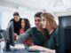 Academias de informática - Personas jóvenes sentadas frente a una computadora aprendiendo en una clase de computación en CDMX