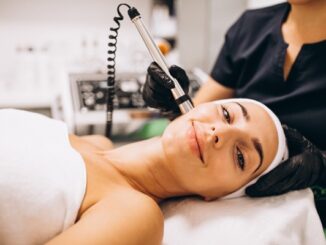 Centros de estética - Esteticista realizando un tratamiento estético de rejuvenecimiento facial a una mujer en la mejor clínica estética CDMX