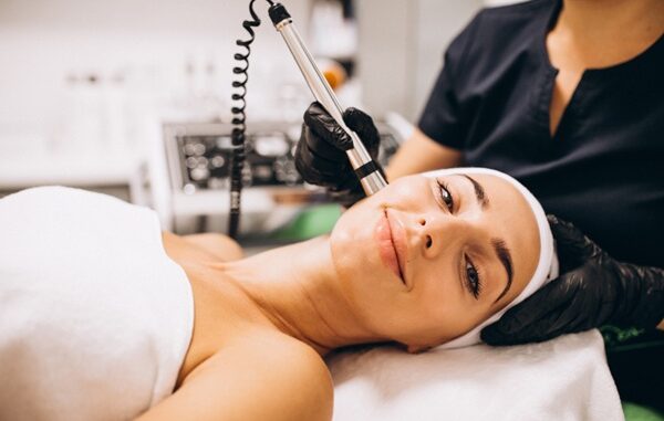 Centros de estética - Esteticista realizando un tratamiento estético de rejuvenecimiento facial a una mujer en la mejor clínica estética CDMX