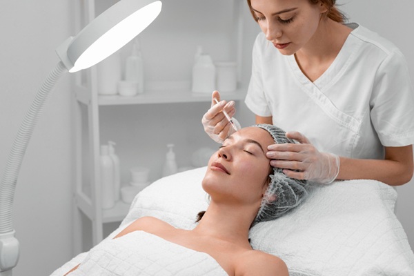Centros de estética - Médico especialista aplicando una inyección de ácido hialurónico a una mujer para eliminar las arrugas del rostro en el mejor centro estético CDMX