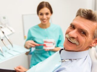 Prótesis dental - Hombre mayor en consulta con el odontólogo para realizar una prótesis dental y recuperar la sonrisa