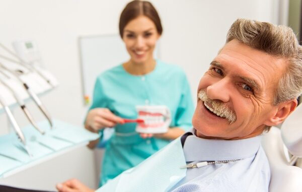 Prótesis dental - Hombre mayor en consulta con el odontólogo para realizar una prótesis dental y recuperar la sonrisa